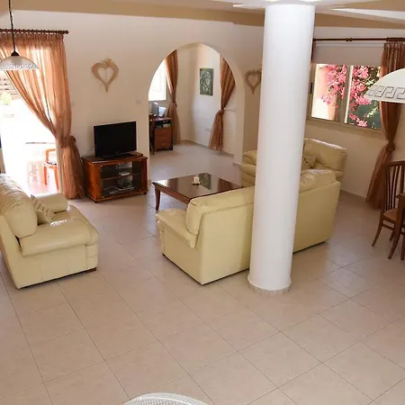 Alpha Villas فيلة ماندريا